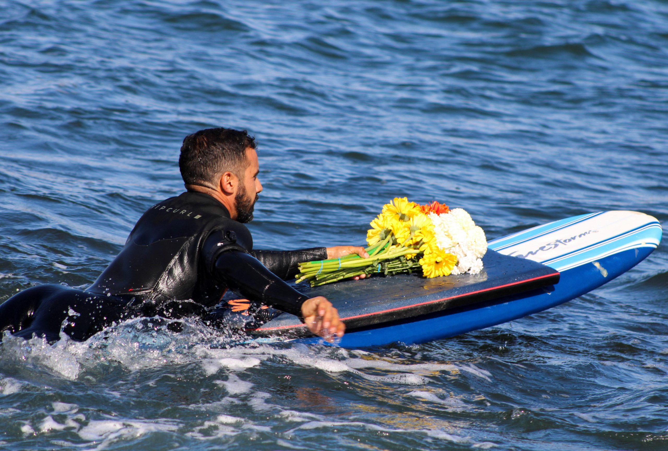 Surfers rindieron homenaje a los tres hombres en un 'paddle-out' el domingo
