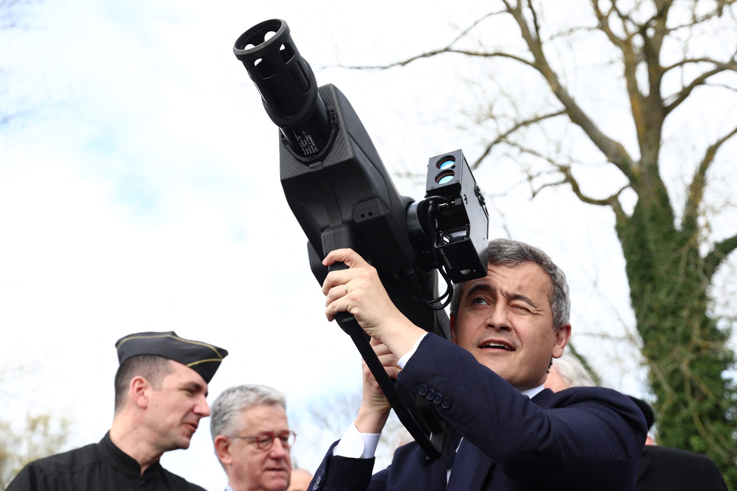 Gerald Darmanin, ministro del Interior de Francia, probó la tecnología anti-drones durante una demostración en marzo